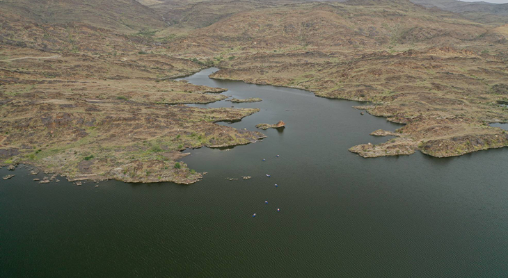 El Namas Lake: Electric Boat Rental for a Group of up to 3 Persons