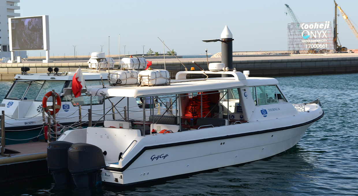 Enjoy a beautiful day with your friends on a boat