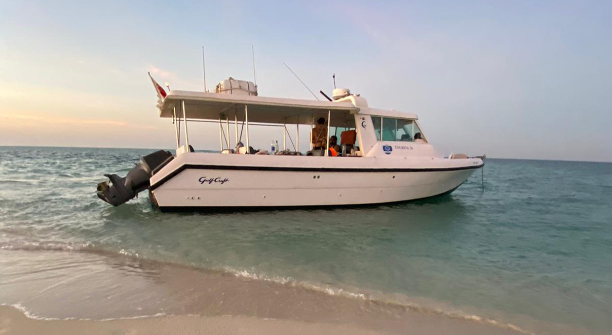 Enjoy a beautiful day with your friends on a boat