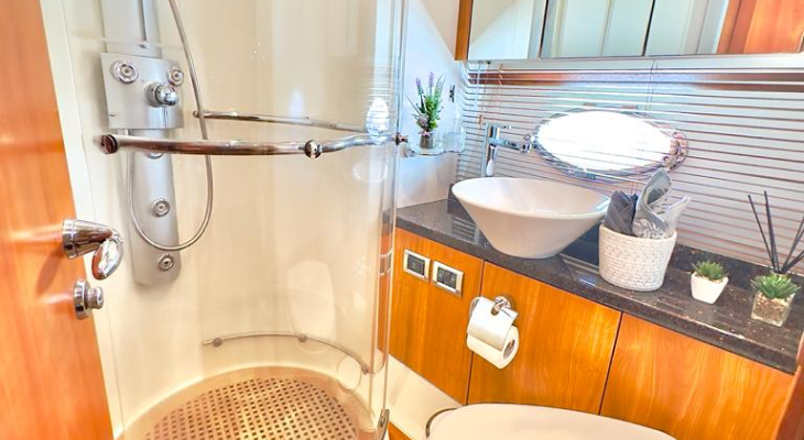 VIP Cruise for 2 hours on SunSeeker 70 Yacht in Dubai